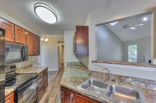 Photo - 1617 Roundhill Dr