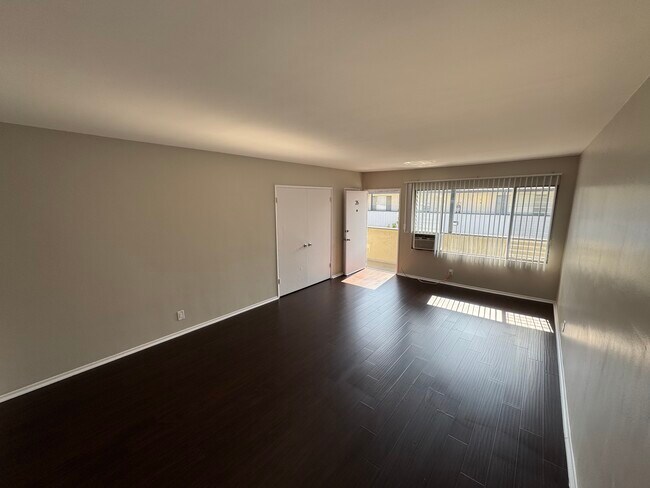 Photo - 5420 Russell Ave