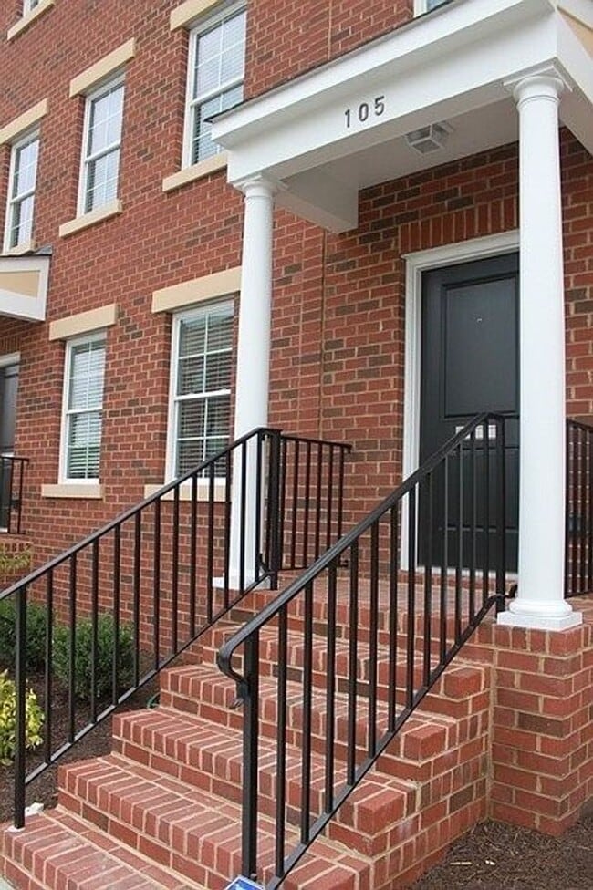 Building Photo - Large 4-Bedroom, 3.5 Bath Townhouse Minutes Away From VCU