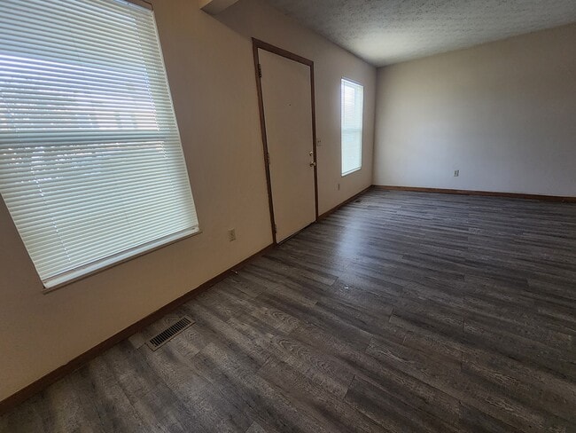 Photo - 208 Heritage Cir