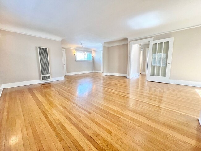 Building Photo - Sun-Drenched Top Floor 3BD in the Heart of Belmont Heights | Garage Included Unit 129 Grand