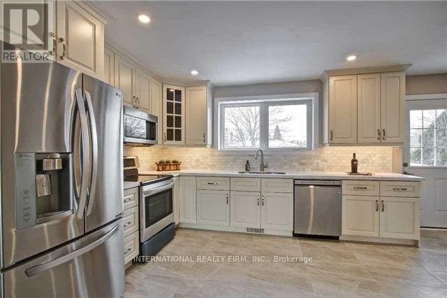 Photo - 21 Cartier Crescent