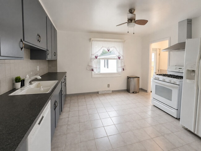 Photo - 735 Maple St