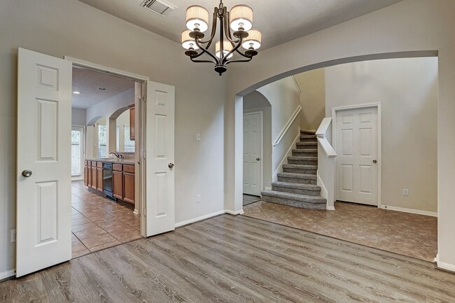 Photo - 18 Prairie Oak Dr