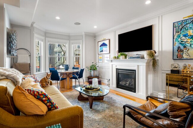 Photo - 687 E 6th St Unidad 687