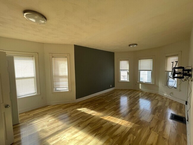Building Photo - 8-10 Dane St Rental