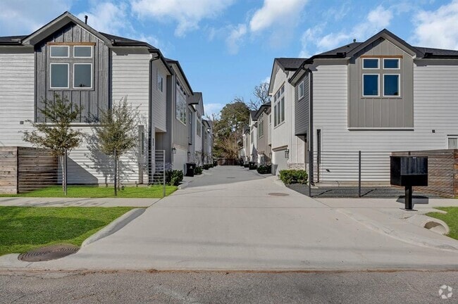 Building Photo - 804 Woodcrest Dr Rental