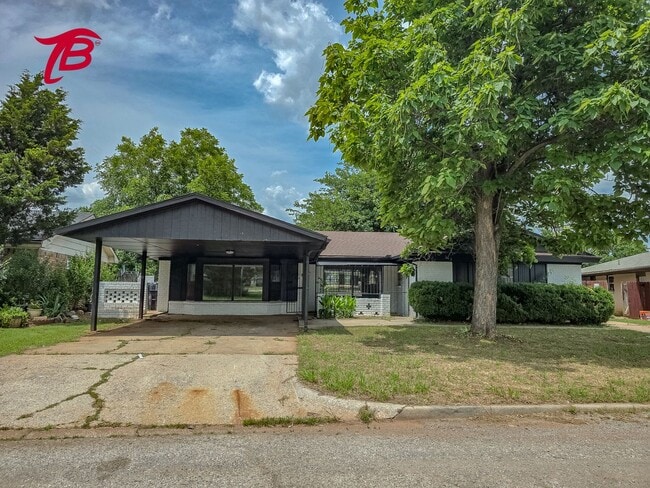 Charming 4-Bedroom Home with Spacious Yard - Charming 4-Bedroom Home with Spacious Yard