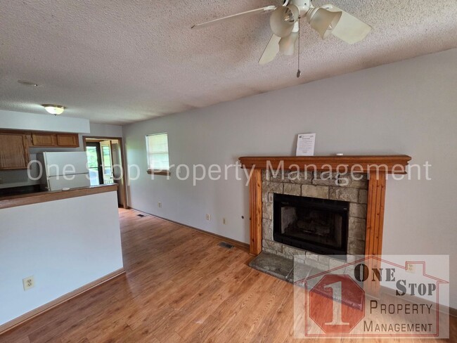 Photo - 3 Bedroom 1.5 Bathroom Duplex with 1 car garage in North Kansas City