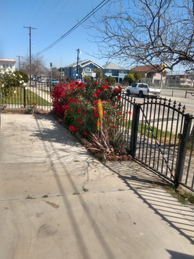 Building Photo - 4917 S San Pedro St Unit 4917