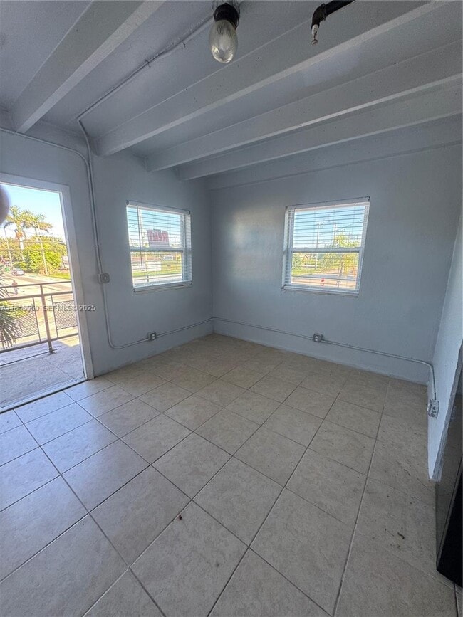 Building Photo - 354 Rardin Ave Unit 12