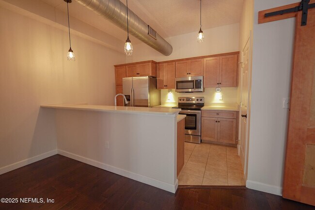 Photo - 115 W 2nd St Unidad 4