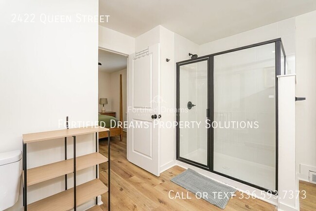 Photo - 2422 Queen St
