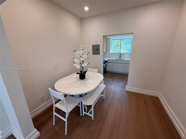 Photo - 1535 West Ave Unit 8