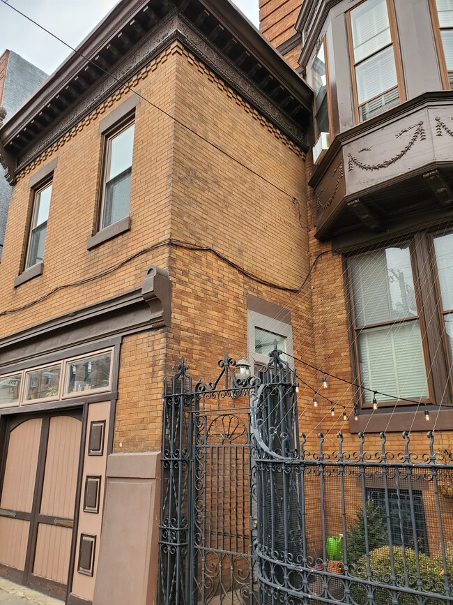 Building Photo - 2342 S Broad St Unit CarriageHouse