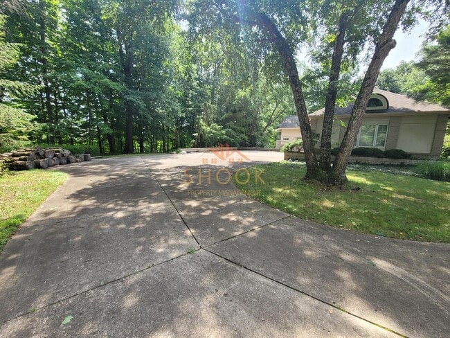 Photo - STUNNING LUXURY HOME - EVERYTHING YOU NEED - SHORT-TERM AND FURNISHED OPTIONS AVAILABLE