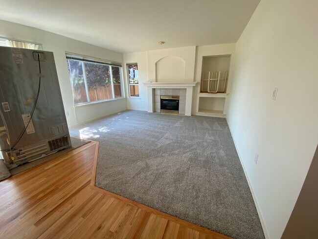 Photo - Spacious 4 bedroom 2.5 traditional house