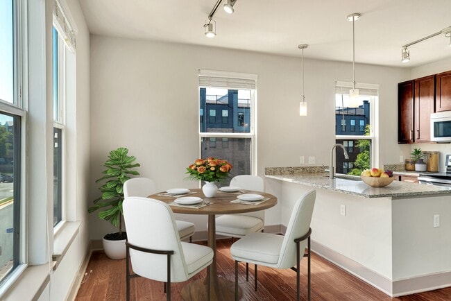 Una cocina con mesa y sillas junto a una ventana.