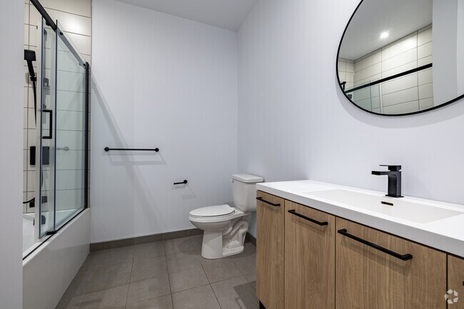 1BR, 1BA + DEN - 1059PC -Salle de bain - Labo Condos