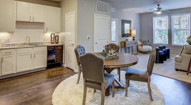 Photo - 900 Gordon Heights Ln Unidad c8