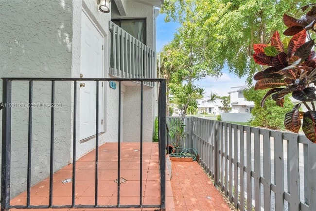 Photo - 10542 NW 7th Terrace Unidad B7