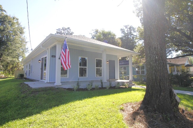 Photo - Modern 3-Bedroom Home with Granite Counter...