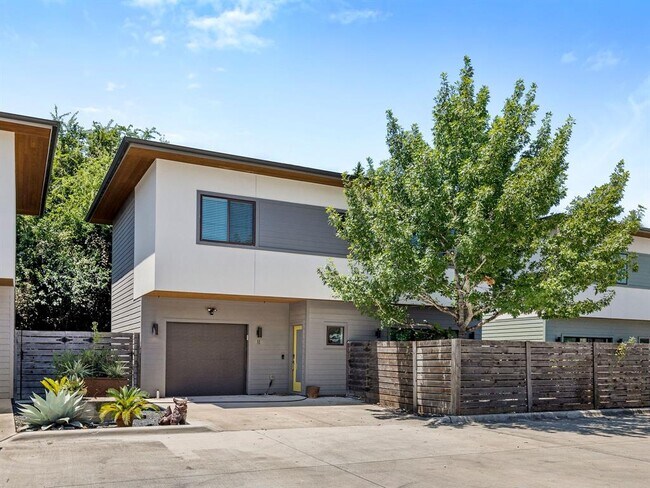 Building Photo - 2101 Montopolis Dr