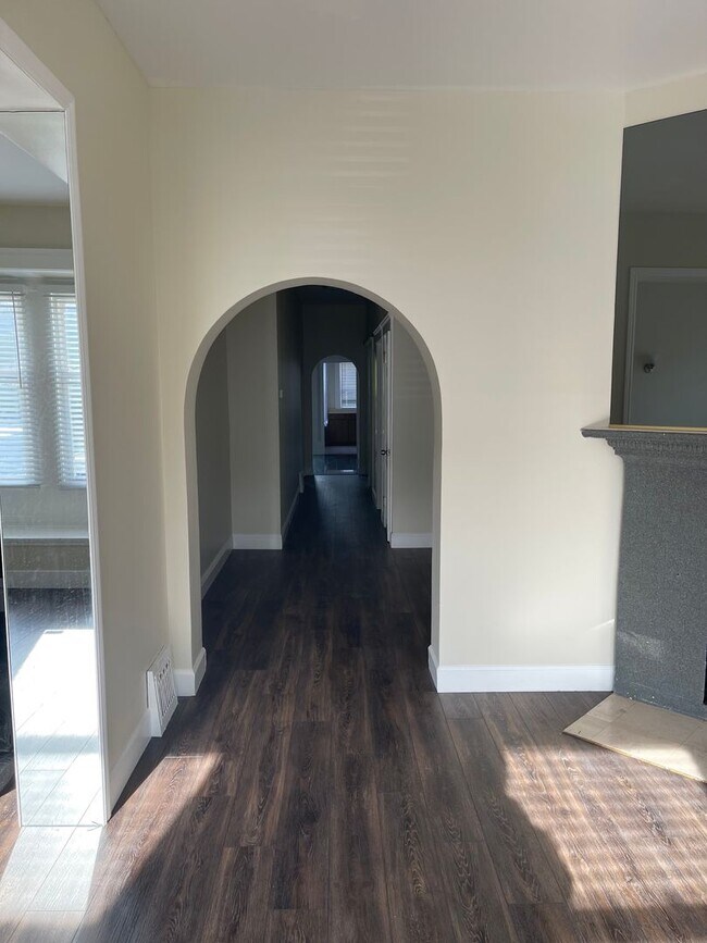 Photo - Spacious 6 Bedroom House in the Heart of L...