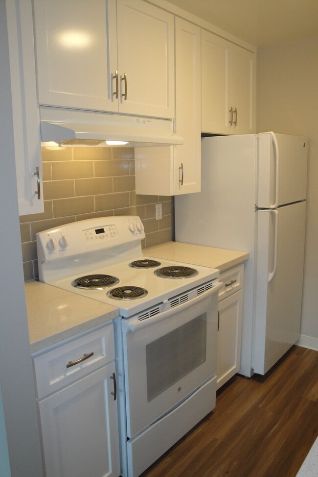 Building Photo - 2327 Pauline Dr Unit #2