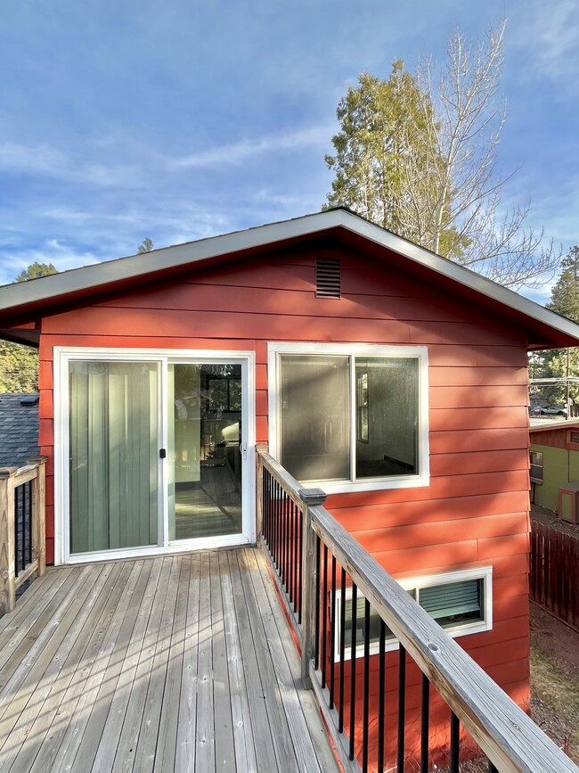 Building Photo - 1421 NE 8th St