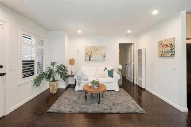 Building Photo - 820 Casanova Ave