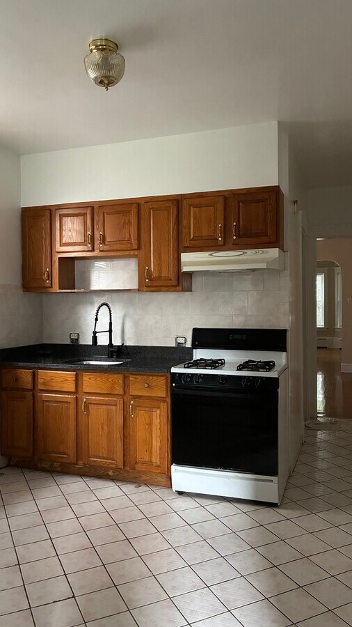 Kitchen - 3244 W Belle Plaine Ave Unit 1