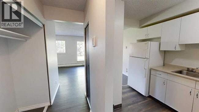 Photo - 5117-5144 44 St