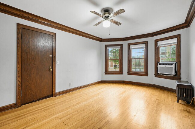 Photo - 833 Midland St