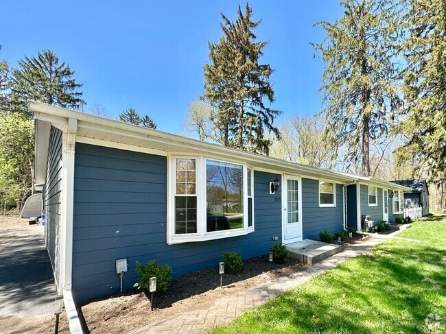 Building Photo - Ready to Rent Delafield Townhome!