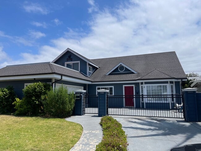 Building Photo - 3BR/2BA   By the beach.