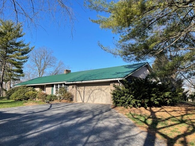 Building Photo - 735 E King St