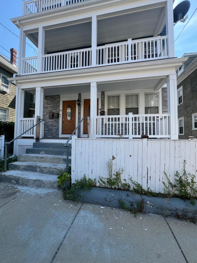 Building Photo - 74 Newbury St Unit 2