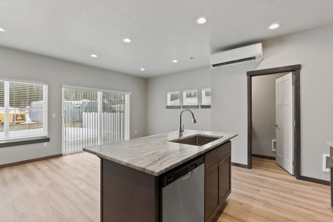 Building Photo - 6 7th St Rental