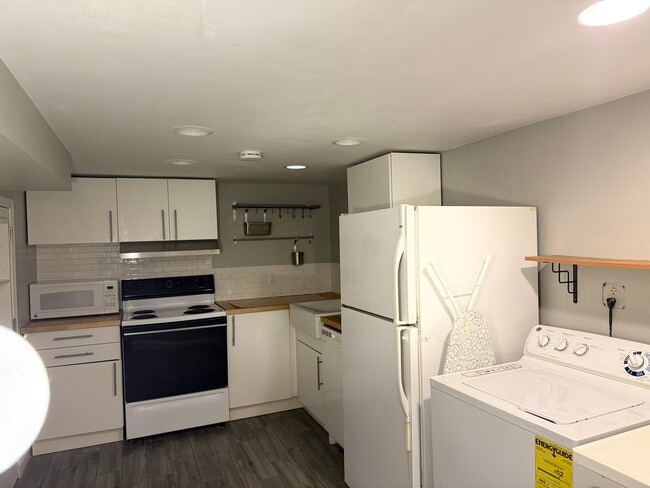 Building Photo - 1917 S Quebec St Unit 1 studio room Rental