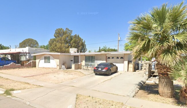 3 Bed 2 Bath House. Fenced yard. - 3 Bed 2 Bath House. Fenced yard.