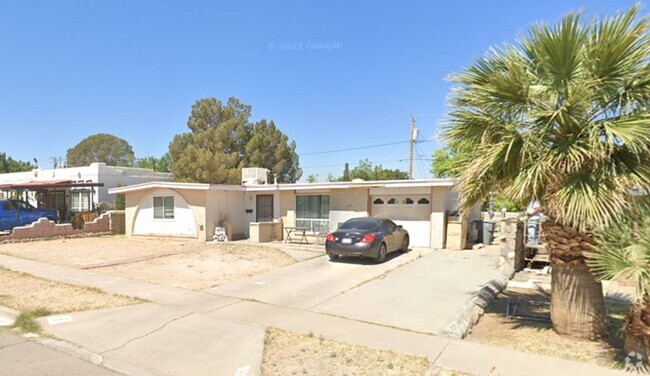 Building Photo - 3 Bed 2 Bath House. Fenced yard.