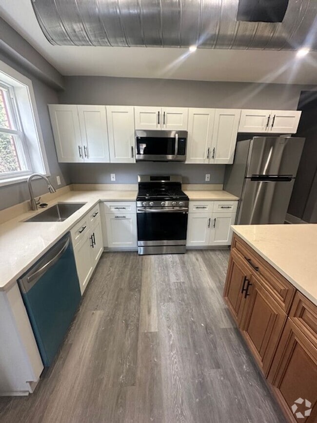 Building Photo - Beautifully Renovated 1-Bedroom Apartment ...