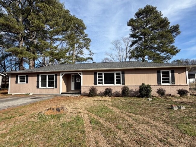 Building Photo - 4 Bedroom 2 Bath house