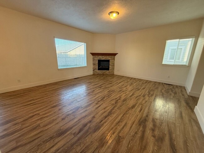 Photo - 4 Bed/2.5 Bath Single Family Home in SE Bend