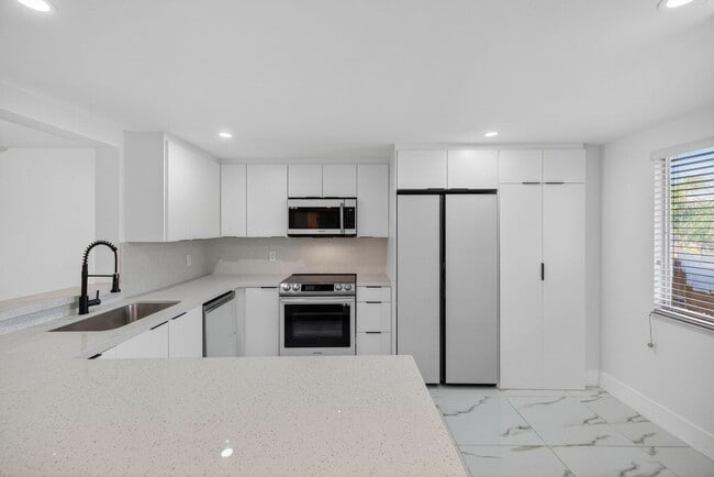 Photo - 14375 Strathmore Ln Unidad 303