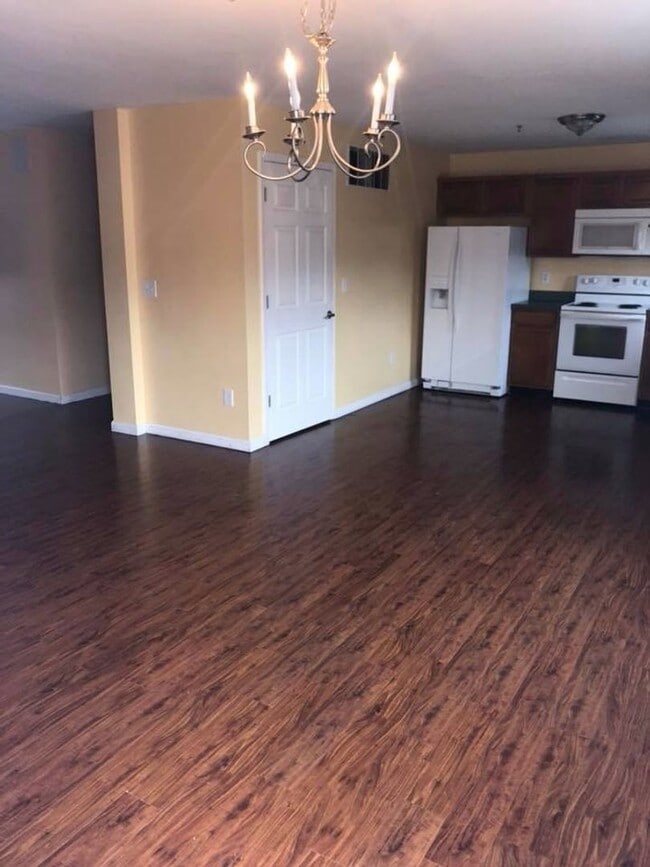 Building Photo - 3 Bedroom 2 Bathroom Garden Apartment Blocks From Penn West Unit #2