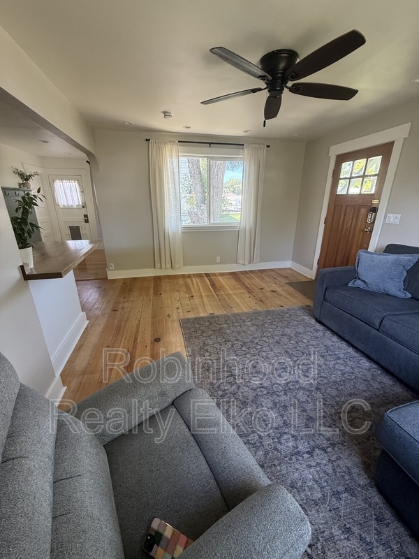 Photo - 620 Maple St
