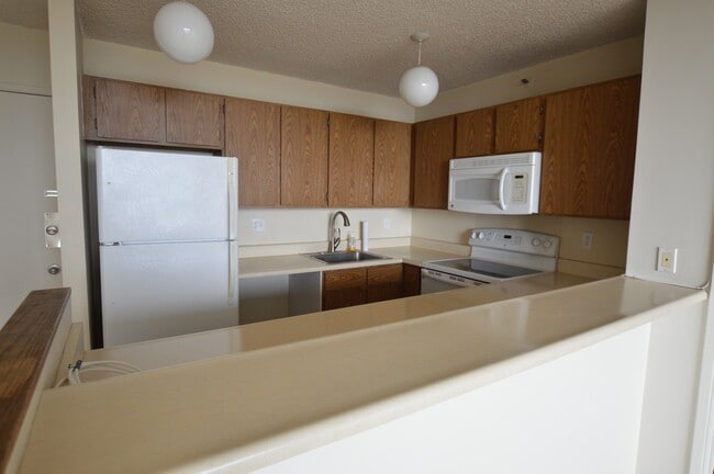 Building Photo - Pearl Regency Condo - 1 bedroom, 1 bath, 1 parking Avail 11/1/2021 Unit 2108