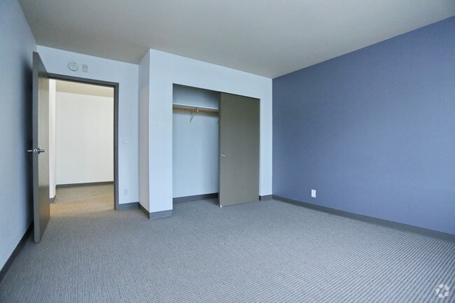 1BR, 1BA - 700 SF